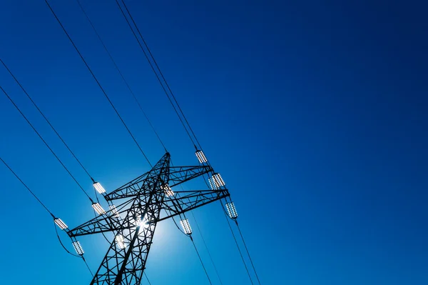 Pilón de electricidad contra la luz — Foto de Stock