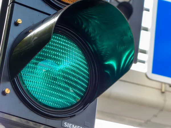 Luz verde num semáforo — Fotografia de Stock