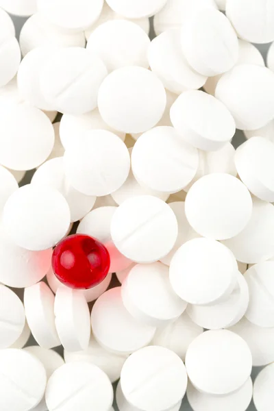 Таблетки в белом и красном — стоковое фото