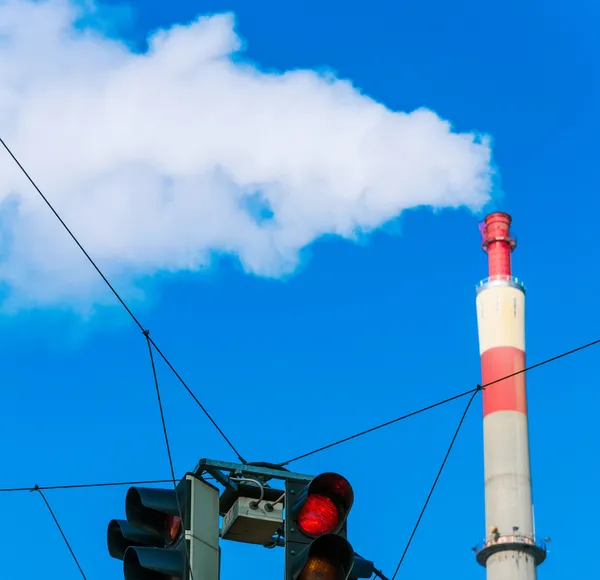 Chaminé industrial e semáforos vermelhos — Fotografia de Stock