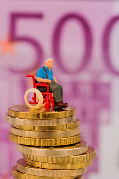 Жінка в інвалідному візку на грошовій стосі — стокове фото