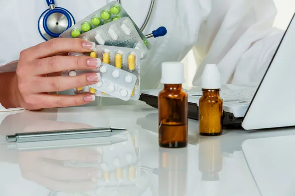 Arzt schreibt Rezept für Tabletten — Stockfoto