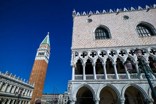 Italia, Venecia. Plaza de San Marcos y campanario — Foto de Stock