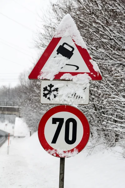 Sinais de trânsito e neve — Fotografia de Stock