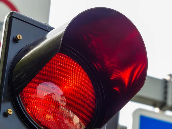 Luz vermelha num semáforo — Fotografia de Stock
