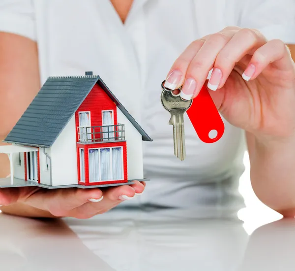 Agente immobiliare con casa e chiave — Foto Stock