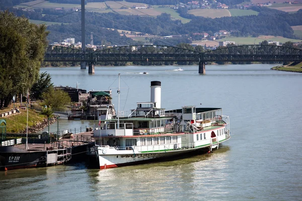 Autriche, Linz. navires sur le Danube — Photo