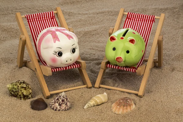 Deck chair with piggy bank — Stock Photo, Image
