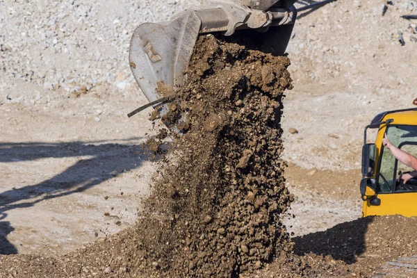 İnşaat alanında toprak işleri sırasında Ekskavatör — Stok fotoğraf