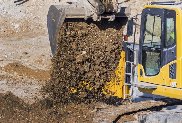 Escavadeira no canteiro de obras durante trabalhos de terraplenagem — Fotografia de Stock