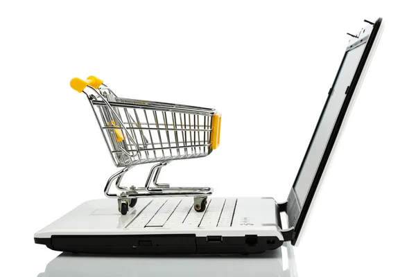 Carrinho de compras e laptop — Fotografia de Stock