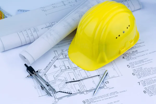 Plano de casa com capacete de trabalhador de construção — Fotografia de Stock