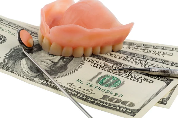 Prótesis dentales y billetes de dólar — Foto de Stock