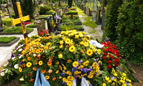 Świeży grób na cmentarzu — Zdjęcie stockowe