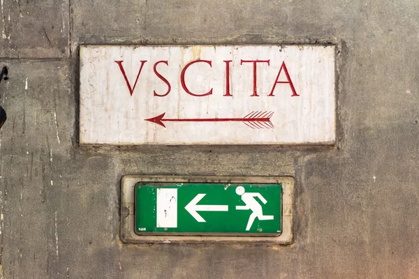 Sign uscita (Ausgabe) in Italien — Stockfoto