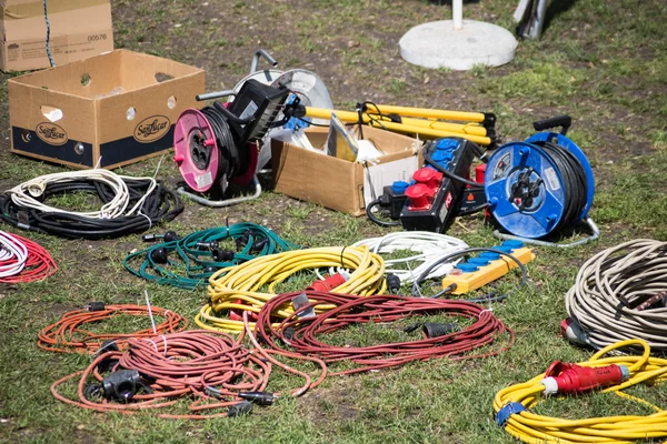 Sladdar och kablar på en byggplats — Stockfoto