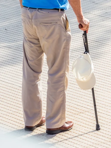 Turista con gorra y bastón — Foto de Stock