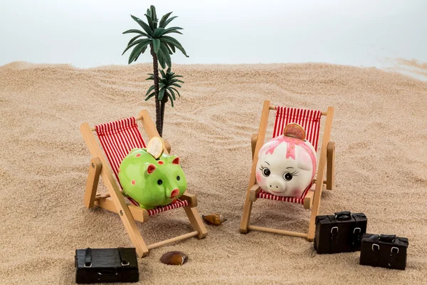 Banco porquinho em uma cadeira de praia — Fotografia de Stock