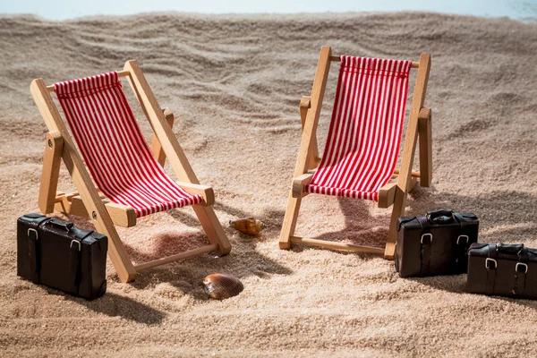 Däckstol på sandstrand — Stockfoto