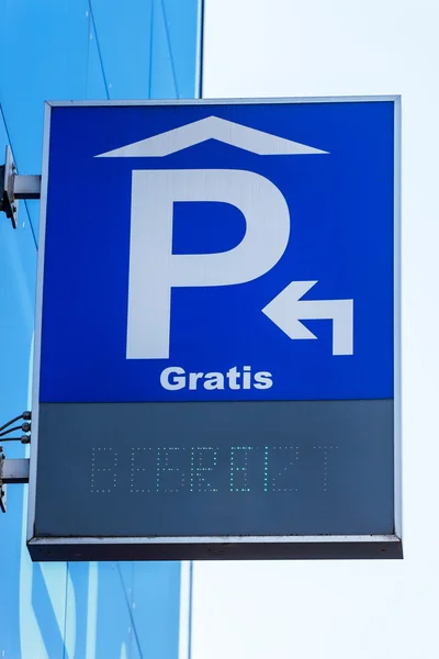 Parque de estacionamento com lugares livres — Fotografia de Stock