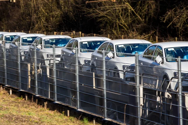 Nieuwe auto op een goederentrein — Stockfoto