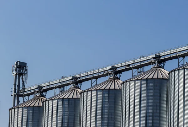 Silos dans un entrepôt — Photo