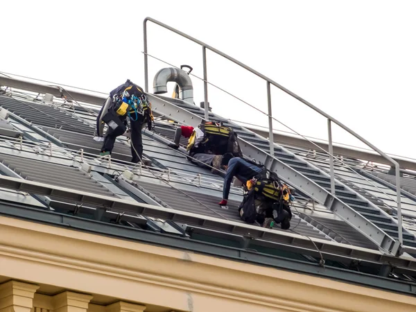 在工作在屋顶上盖屋顶的人 — 图库照片