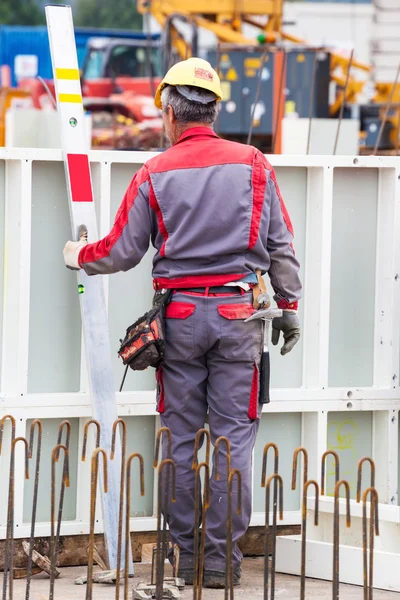 Travailleur de la construction sur un chantier — Photo