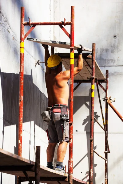 Trabajador de la construcción en un lugar de trabajo — Foto de Stock