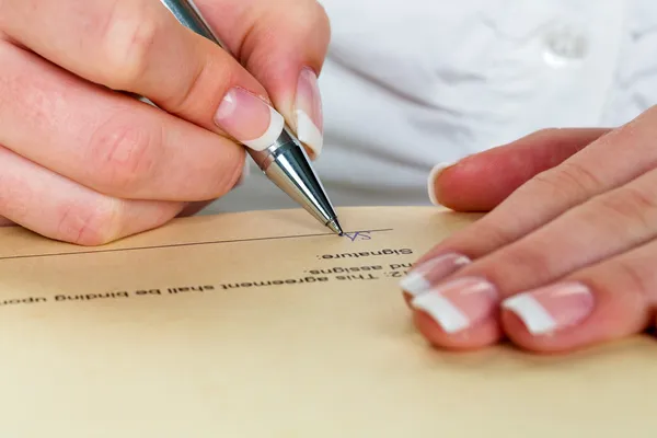 Mão com caneta-tinteiro assinatura contrato — Fotografia de Stock