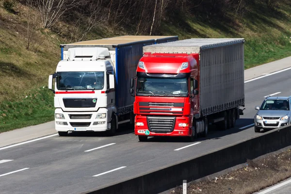 Kamiony na dálnici — Stock fotografie