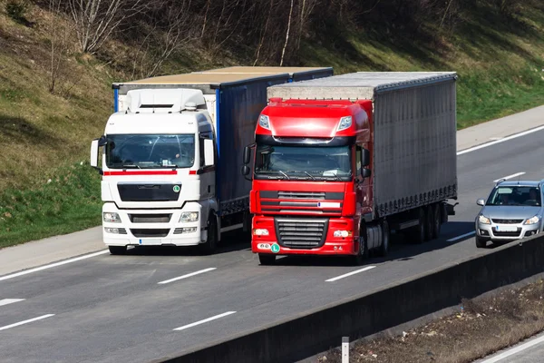 Camions sur l'autoroute — Photo