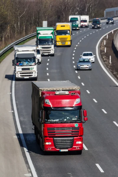 在公路上的卡车 — 图库照片