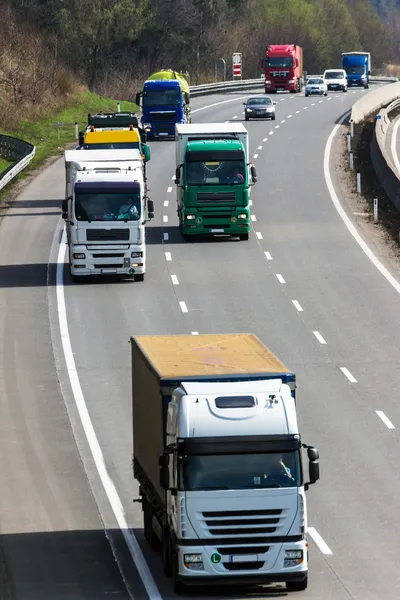 Ciężarówki na autostradzie — Zdjęcie stockowe