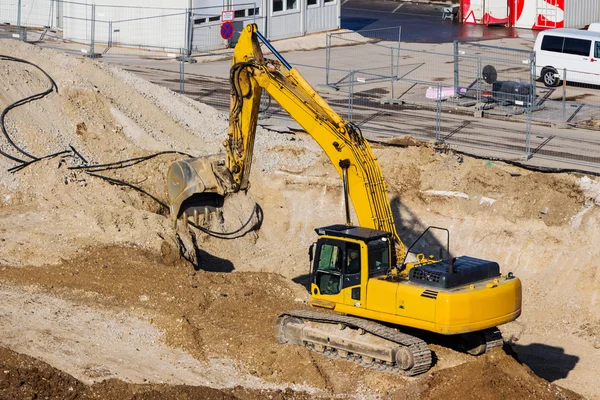挖掘机在施工现场土方工程期间 — 图库照片