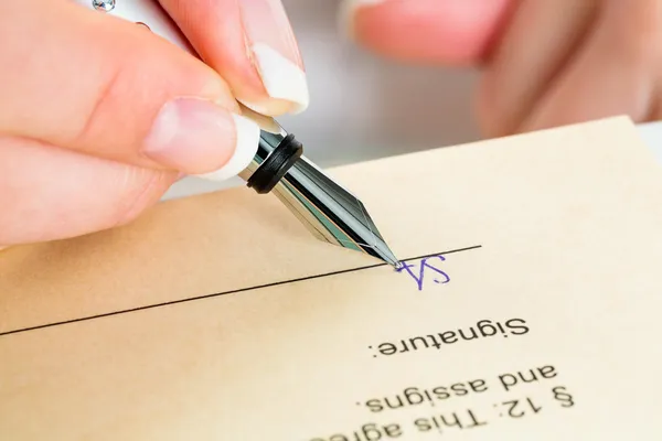 Hand met vulpen ondertekenen van contract — Stockfoto