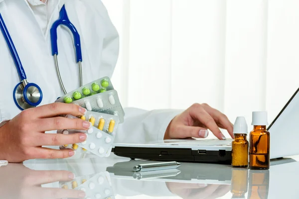 Medico scrive una prescrizione per compresse — Foto Stock