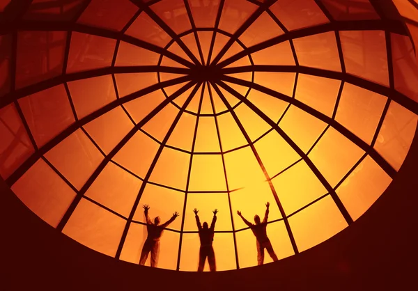 x-men 3 halklar takımlı binanın arkasında cam Dome