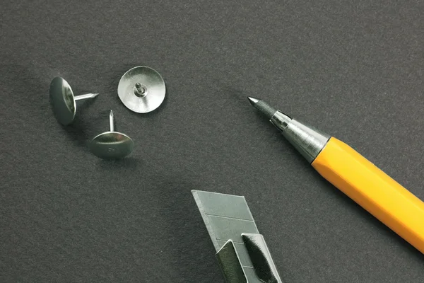 伸缩式叶片的刀、 铅笔、 绘图针 — 图库照片