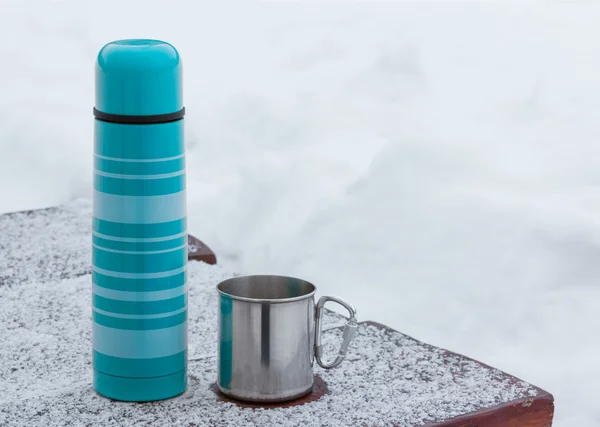 Blue thermos and tourist mug — Stock Photo, Image