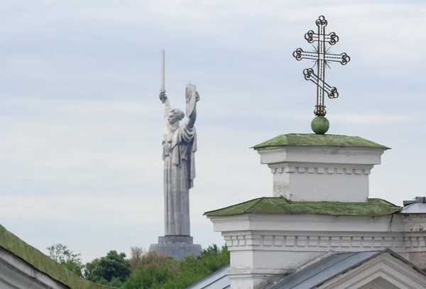 Motherland monument and cross of Kievo-pecherskaya church — Stock Photo, Image