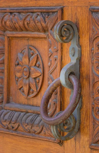 Porta de madeira velha com punho de ferro enferrujado Imagens De Bancos De Imagens