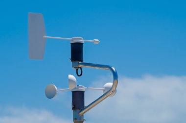 Arka plan olarak anemometre, mavi gökyüzü bulutlu