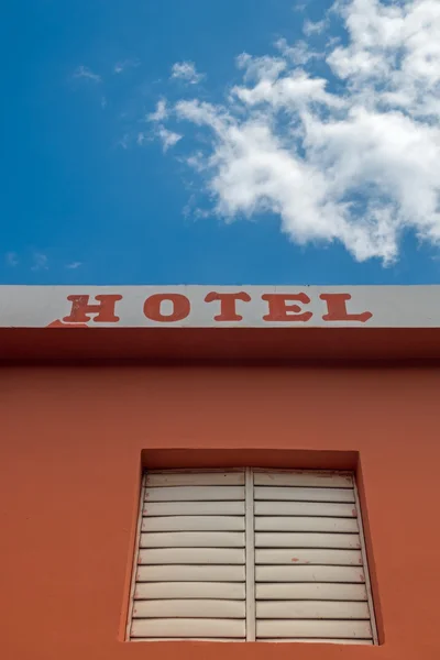 Hotelschild, Text an Hausfassadenwand mit Fenster — Stockfoto