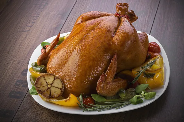 Frango assado com legumes — Fotografia de Stock