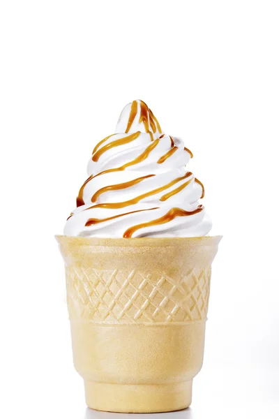 Witte ice - cream kegel met karamel — Stockfoto