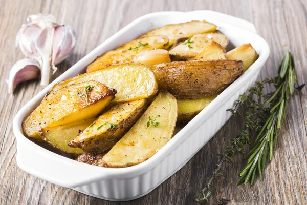 Batatas assadas em suas peles — Fotografia de Stock