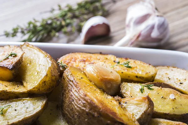 Pommes de terre cuites au four dans leur peau — Photo