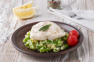 yeşil fasulye haşlanmış balık filetosu