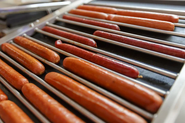 Embutidos en la parrilla eléctrica — Foto de Stock